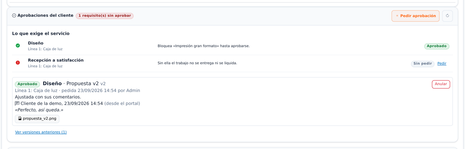 Panel de aprobaciones del cliente en ERP Gorilla: el diseño aprobado bloquea la impresión hasta tener el visto bueno, con la versión 2 del arte y el comentario del cliente
